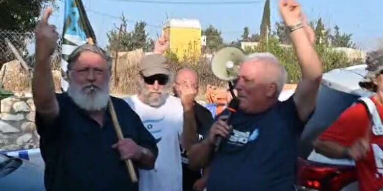 "אצבע משולשת לשיקלי": צפו במחאה מול ביתו של השר לשוויון חברתי והתפוצות