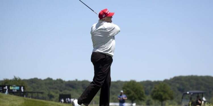 טראמפ. צילום: אי.פי.איי הקלטה מרשיעה? טראמפ התרברב בלקיחת מסמכים מסווגים העוסקים באיראן