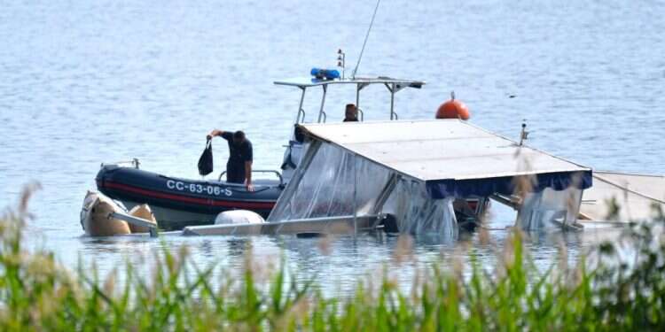המשטרה האיטלקית בוחנת את אירוע טביעת היאכטה וסוכן המוסד באגם מאג'ורה באיטליה, בשבוע שעבר. צילום: EPA