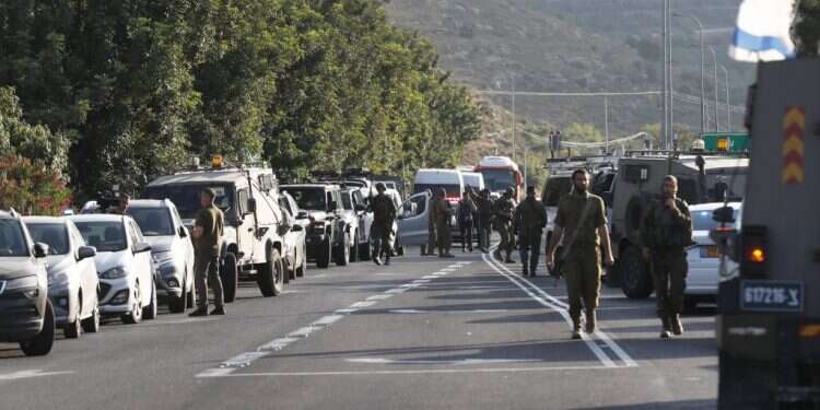 חסימת הציר בסמוך לזירת הפיגוע, אתמול. צילום: EPA ירי חי לעבר מפגינים, דו"חות חניה ומעצרים בהפגנות בעקבות הפיגוע