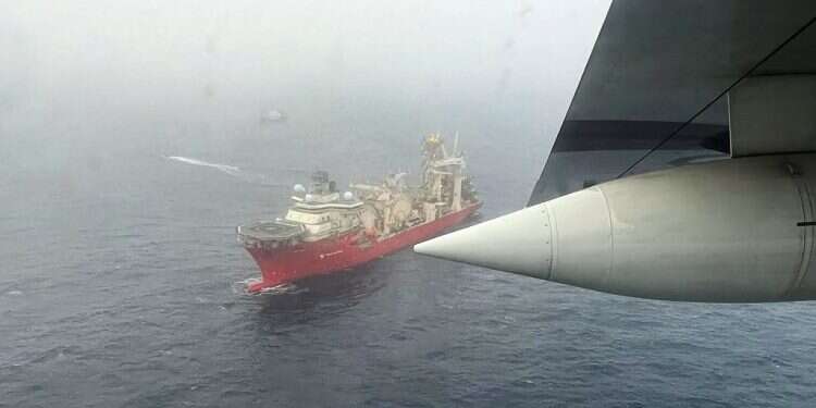 החיפושים אחר הצוללת "טיטאן": שברים נמצאו בקרקעית הים