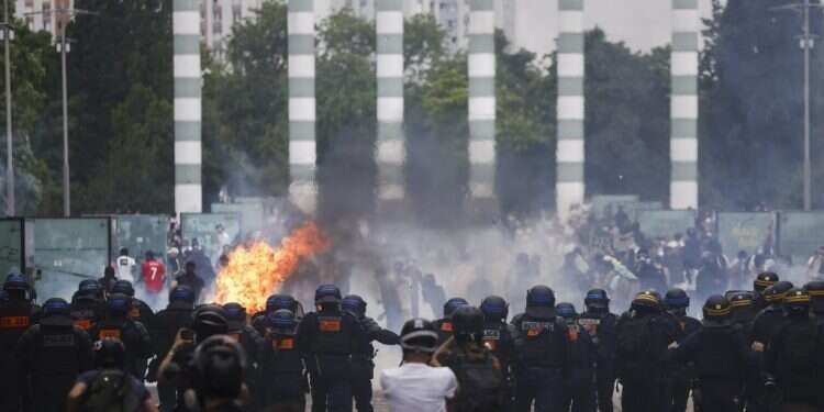 צרפת: 40 אלף שוטרים יישלחו לדיכוי המהומות שפרצו בשל ירי המשטרה בנער ממוצא אפריקני