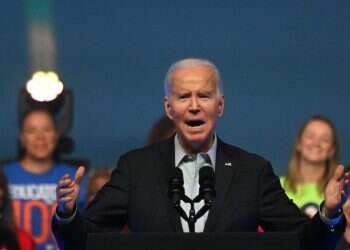 מאבד קשר? ביידן סיים את נאומו בקריאה "אלוהים נצור המלכה" | צפו