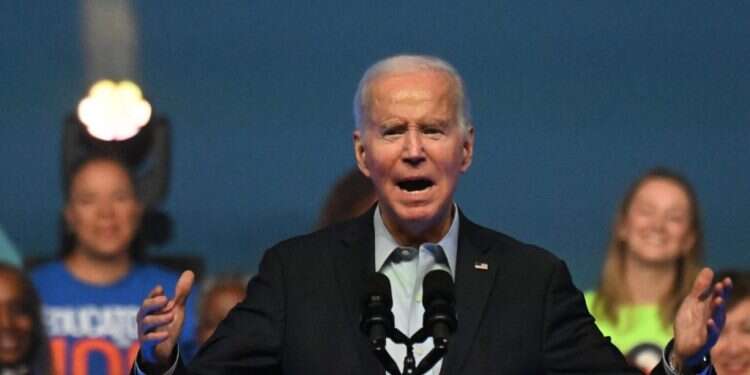 מאבד קשר? ביידן סיים את נאומו בקריאה "אלוהים נצור המלכה" | צפו