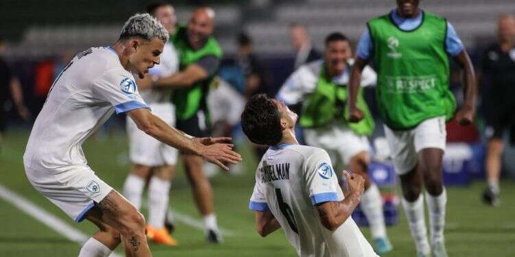 הישראלים חוגגים את שער הניצחון נגד צ'כיה, שלשום. צילום: אסי קיפר ההתאחדות לכדורגל הקיץ החלומי של הכדורגל הישראלי: הנבחרת הצעירה תגיע לאולימפיאדה?