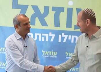 חננאל דורני ועוזאל ותיק. מתוך סרטון התמיכה  אחרי 16 שנה בקדומים: דורני פורש מראשות המועצה ותומך במועמד להחליפו