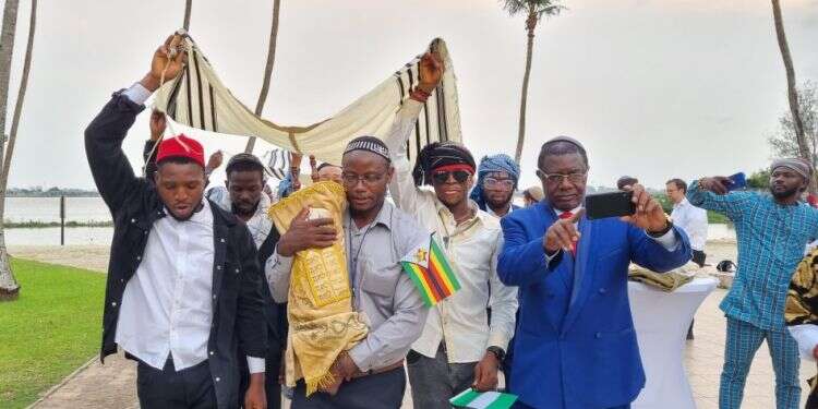 הכנסת ספר תורה בחוף השנהב