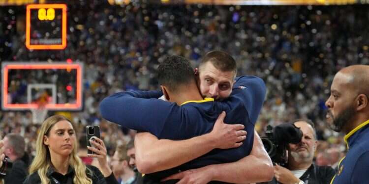 הכי צנוע שיש, למרות ההצלחה. ניקולה יוקיץ' אחרי הזכייה בגמר. צילום: רויטרס מה הכדורסל הישראלי צריך ללמוד מניקולה יוקיץ'