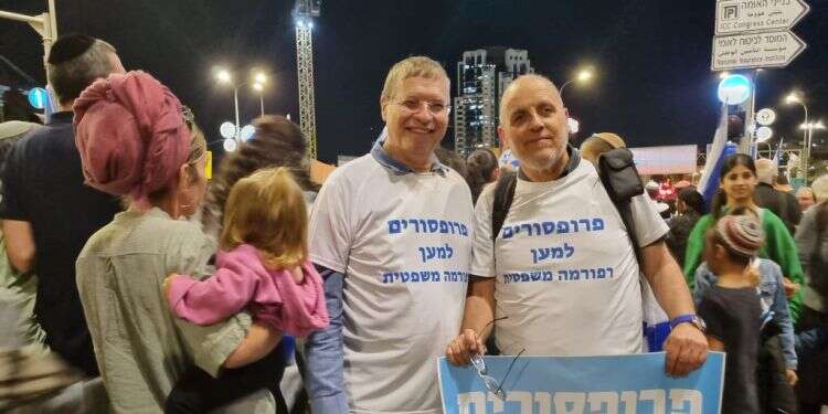 פרופ' אמנון אלבק (משמאל) עם פרופ' אשר כהן בצעדת הפרופסורים למען הרפורמה, בחודש אפריל בירושלים "מי שמביע דעה ימנית באקדמיה עושה את זה במידה של אומץ"