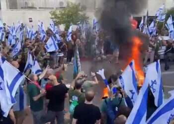 חסימת כבישים ומדורה: מפגיני השמאל בהתפרעות מכוערת מול ביתו של שר המשפטים