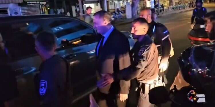 "חזיר", "שמן" ו-"מושחת": השר כץ הותקף בקללות ויריקות