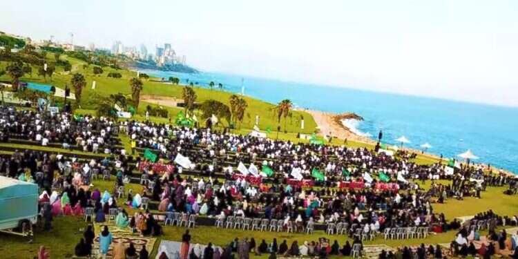 תפילה מוסלמית בגן צ'ארלס קלור ת המוסר הכפול של עיריית ת"א: מה שאסור ליהודים מותר לערבים