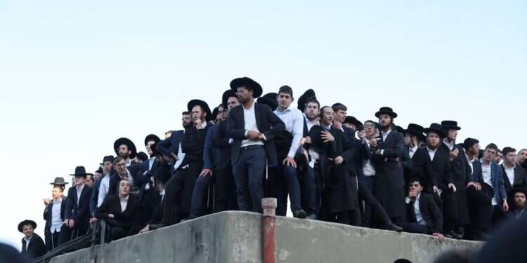 הלוויית הרב גרשון אדלשטיין. צילום: AFP בַּעַל הַמֵּאָה