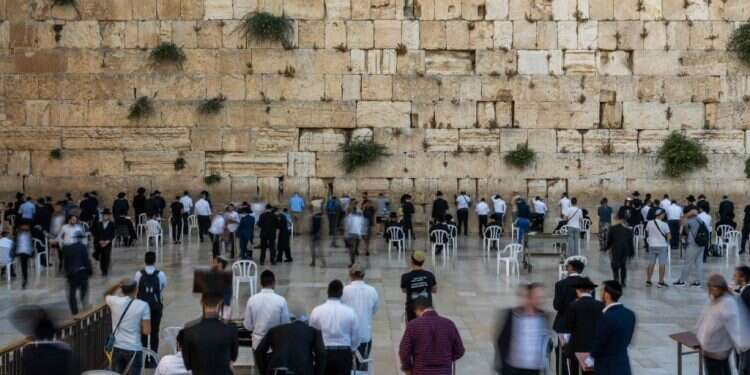 מתפללים בכותל המערבי. צילום: AFP