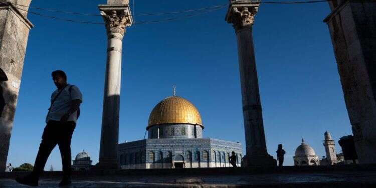 "פוסקי הדור אוסרים": באסלאם יש דיון סוער האם מותר לבקר באל-אקצא