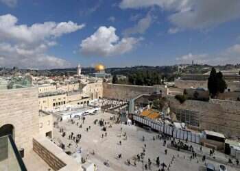 במהלך ביקור בישראל: בכירה אירופית הזהירה מפני אנטישמיות ואנטי-ציונות והותקפה ברשת