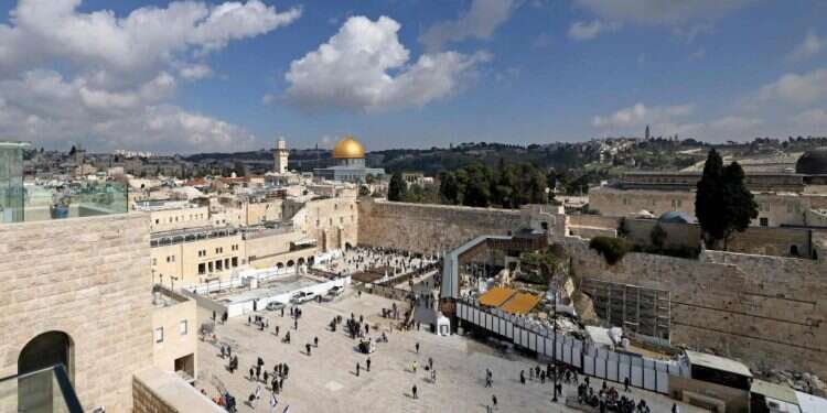 במהלך ביקור בישראל: בכירה אירופית הזהירה מפני אנטישמיות ואנטי-ציונות והותקפה ברשת