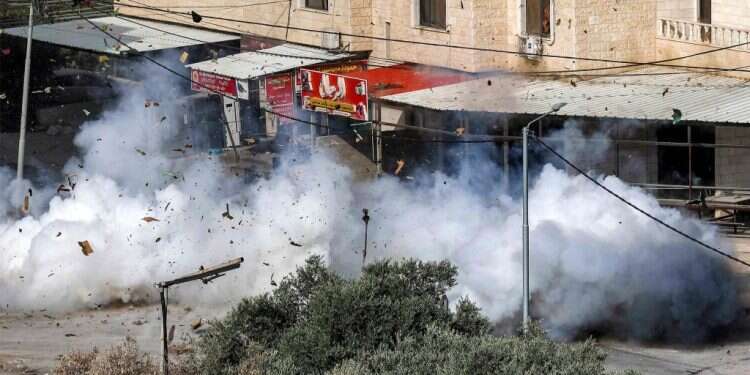 פיצוץ המטען בג'נין. צילום: Jaafar Ashtiyeh, AFP בפעם הראשונה מזה 20 שנה: זרעי מבצע צבאי נראו ביו"ש