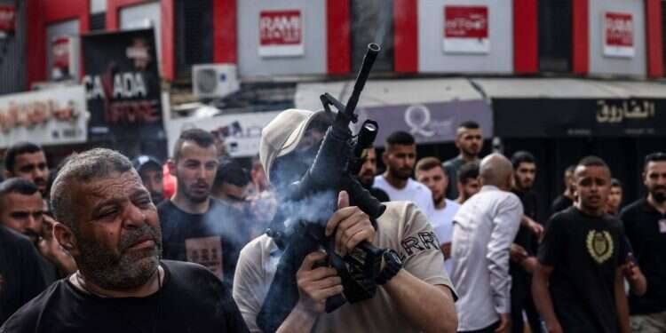 הלוויית אחד המחבלים מג'נין. צילום: איי.אף.פי מטעני גחון וצלפים פלסטינים: "בג'נין מתפתח ארגון סמי-צבאי"