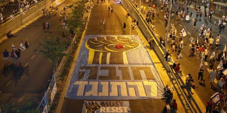 הפגנה נגד הרפורמה המשפטית. צילום: AFP תיקון עילת הסבירות המוצג בצבעים אפוקליפטיים חושף את צביעות המחאה