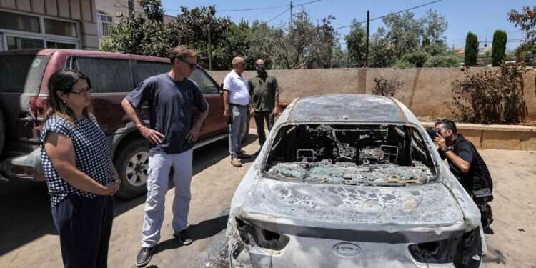 נציג האיחוד האירופי בוחן רכב שרוף בכפר תורמוס־עיאצילום: איי.אף.פי בימין כבר יוצאים נגד הקיצונים, אחינו בשמאל – עכשיו תורכם