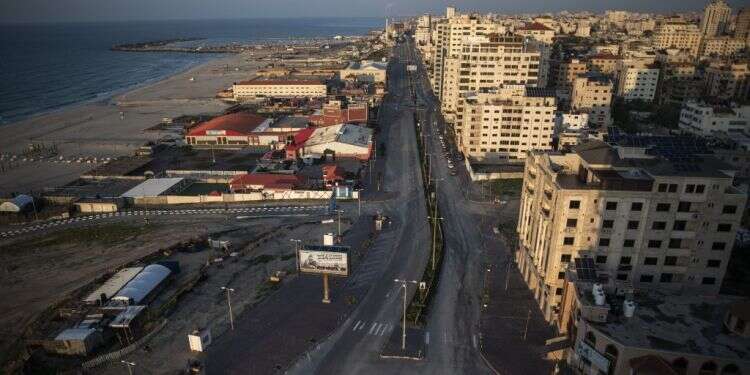חוף הים ברצועת עזה. צילום: Khalil Hamra, AP הכסף ילך לחמאס? הממשלה אישרה לפתח את שדה הגז מול עזה