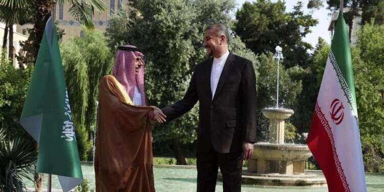 שר החוץ הסעודי הנסיך פייסל בן פרחאן בביקורו בטהרן. צילום: Vahid Salemi, AP לחץ על ארה"ב? שר החוץ הסעודי מבקר באיראן