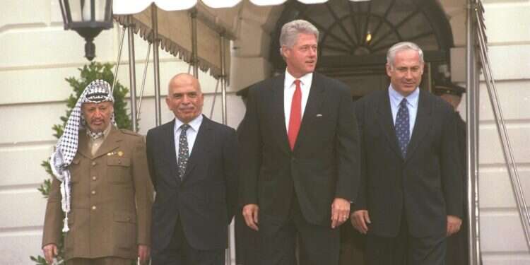 נתניהו, קלינטון, חוסיין וערפאת בוועידה בוושינגטון, 1996. צילום: אבי אוחיון, לע