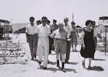 דוד בן־גוריון בסיור בשדה־בוקר, 1959. צילום: משה פרידן, לע