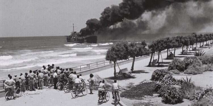 בשעה ארבע אחר הצהריים ניתן האות, והתותח ירה. אלטלנה עולה באש מול חופי תל־אביב. צילום: פין הנס, לע