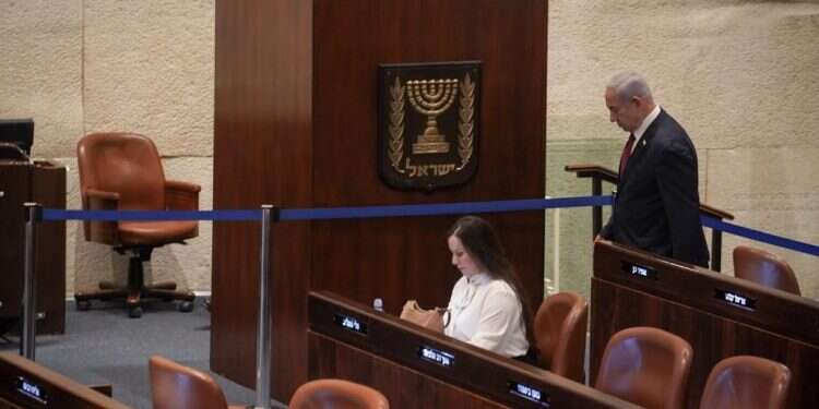 נתניהו וטלי גוטליב בכנסת, בזמן ההצבעה על בחירת נציגי הכנסת לוועדה לבחירת שופטים. צילום: דני שם טוב, דוברות הכנסת תבוסה לקואליציה: קארין אלהרר נבחרה – גוטליב לא
