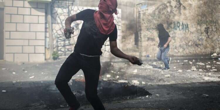 צעירים ערבים מתפרעים באבו־תור. צילום: הדס פרוש, פלאש 90 "ראינו נערים מפזרים חומר, מדליקים אש ובורחים": גוברות ההתנכלויות ליהודים באבו־תור