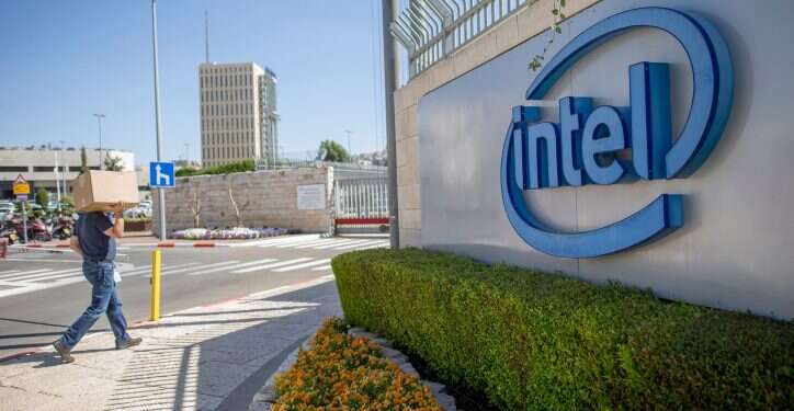 הכניסה למפעל אינטל בירושלים, 2016. צילום: יונתן זינדל, פלאש ן90 בהשקעה של 25 מיליארד דולר: אינטל תקים מפעל חדש בישראל