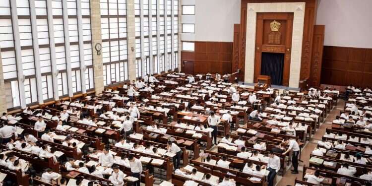 בית המדרש של ישיבת מיר־ברכפלד. צילום: אהרון קרון, פלאש 90 נתן צבי פינקל שובר את גבולות עולם החינוך החרדי