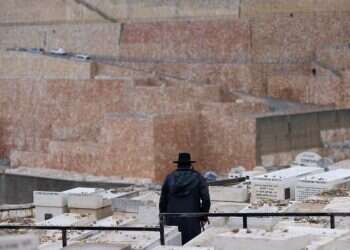 בבית העלמין: התחזה לשוטר ושדד באלימות כסף מקבצן