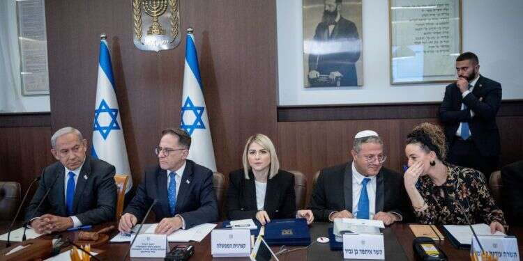 בן גביר בישיבת הממשלה, ארכיון. צילום: יונתן זינדל/פלאש 90 "פגיעה אנושה בזכות לחירות ולכבוד": הסנגוריה הציבורית נגד הצעת החוק של בן גביר