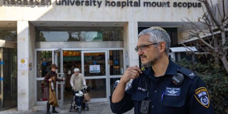 שוטר בכניסה לבית החולים הדסה הר הצופים. צילום: אוליבר פיטוסי / פלאש 90 תושבי עיסאוויה השליכו בקבוקי תבערה לעבר בית החולים – החשודים: בני 13 ו-14