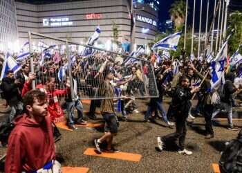 המחאה מנופפת בדגל הדמוקרטיה, אבל בפועל מובילה לאנרכיה