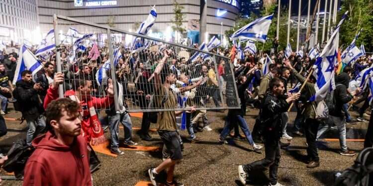 הפגנות נגד הרפורמה. צילום: אבשלום ששוני, פלאש 90 המחאה מנופפת בדגל הדמוקרטיה, אבל בפועל מובילה לאנרכיה