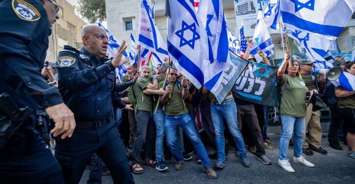השכנים הדתיים של נתניהו דורשים מהמשטרה: מנעו את ההפגנות בשבת