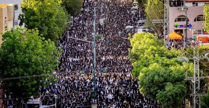 הלוויית הרב גרשון אדלשטיין בבני ברק. צילום: יונתן זינדל, פלאש 90 ההווייה החרדית בארץ נעשתה בהדרגה לפוניבז' אחת גדולה