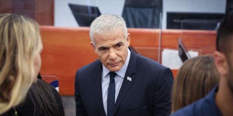 יאיר לפיד בבית המשפט לפני עדותו במשפט נתניהו. צילום: יונתן זינדל, פלאש 90 לפיד על שיחתו עם נתניהו בנוגע לבקשת מילצ'ן: "זה היה אגבי מאוד"