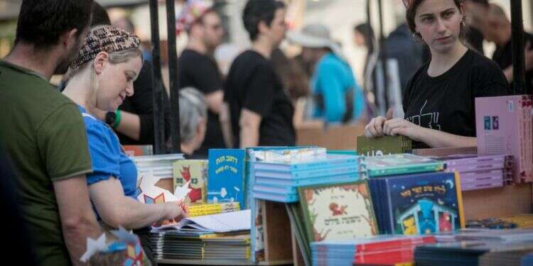 דוכני שבוע הספר בתל־אביב. צילום: מרים אלסטר, פלאש 90