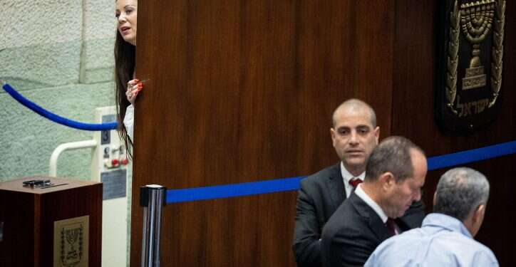 במקום ללכת עם הראש בקיר, הממשלה צריכה להסתער על יעדים אחרים