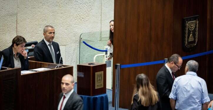 טלי גוטליב מצביעה בקלפי במליאת הכנסת. צילום: יונתן זינדל, פלאש 90 תבוסה לקואליציה: קארין אלהרר נבחרה – גוטליב לא