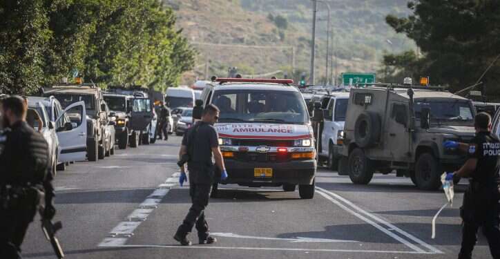 זירת הפיגוע סמוך לעלי. צילום: פלאש 90 ארבעה נרצחים בפיגוע ליד עלי, המחבלים חוסלו