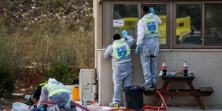 זירת הפיגוע סמוך לעלי. צילום: פלאש 90 סמוטריץ' מוכן לבלוע צפרדעים בתמורה למינוי רבנים מהציונות הדתית