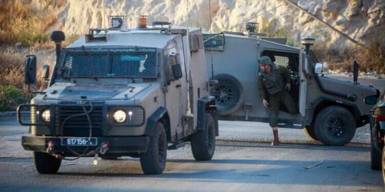 כוחות הביטחון פועלים במרדף אחרי המחבלים מהפיגוע בעלי. צילום: Nasser Ishtayeh Flash90 למרות הפיגוע: בצה"ל החליטו לא לצאת למבצע ולהסתפק בתגבור הכוחות