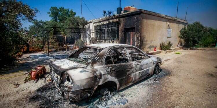 רכב שרוף בכפר תורמוס עיא. צילום: Nasser Ishtayeh/Flash90 פרעות אינן הגנה עצמית, ואינן הגנה כלל