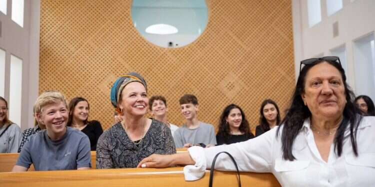 הרבנית מיכל נגן (במרכז) בדיון בבג